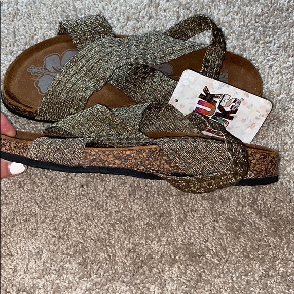 NWT Muk Luk Sandals - Picture 4 of 6